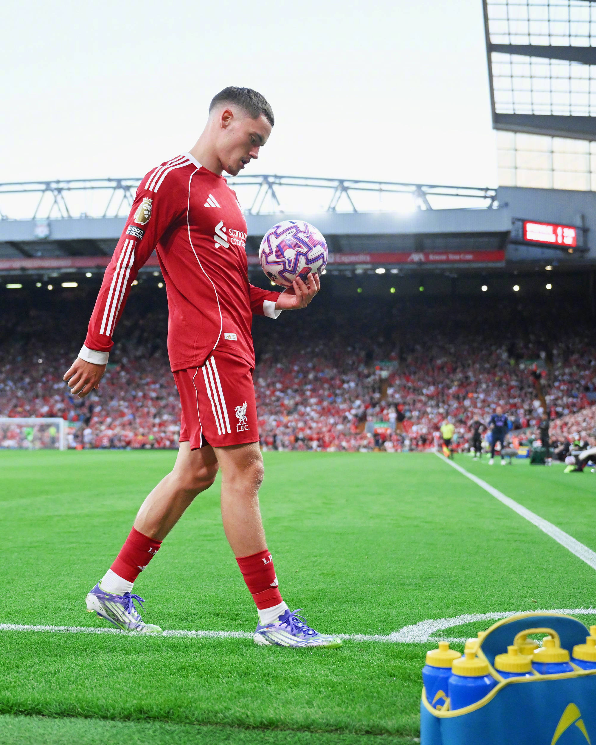 爱游戏APP-国际比赛日英超传出新动向，瓦伦西亚单刀错失，管理层表态——悬念犹存，赛程密集仍需轮换的简单介绍